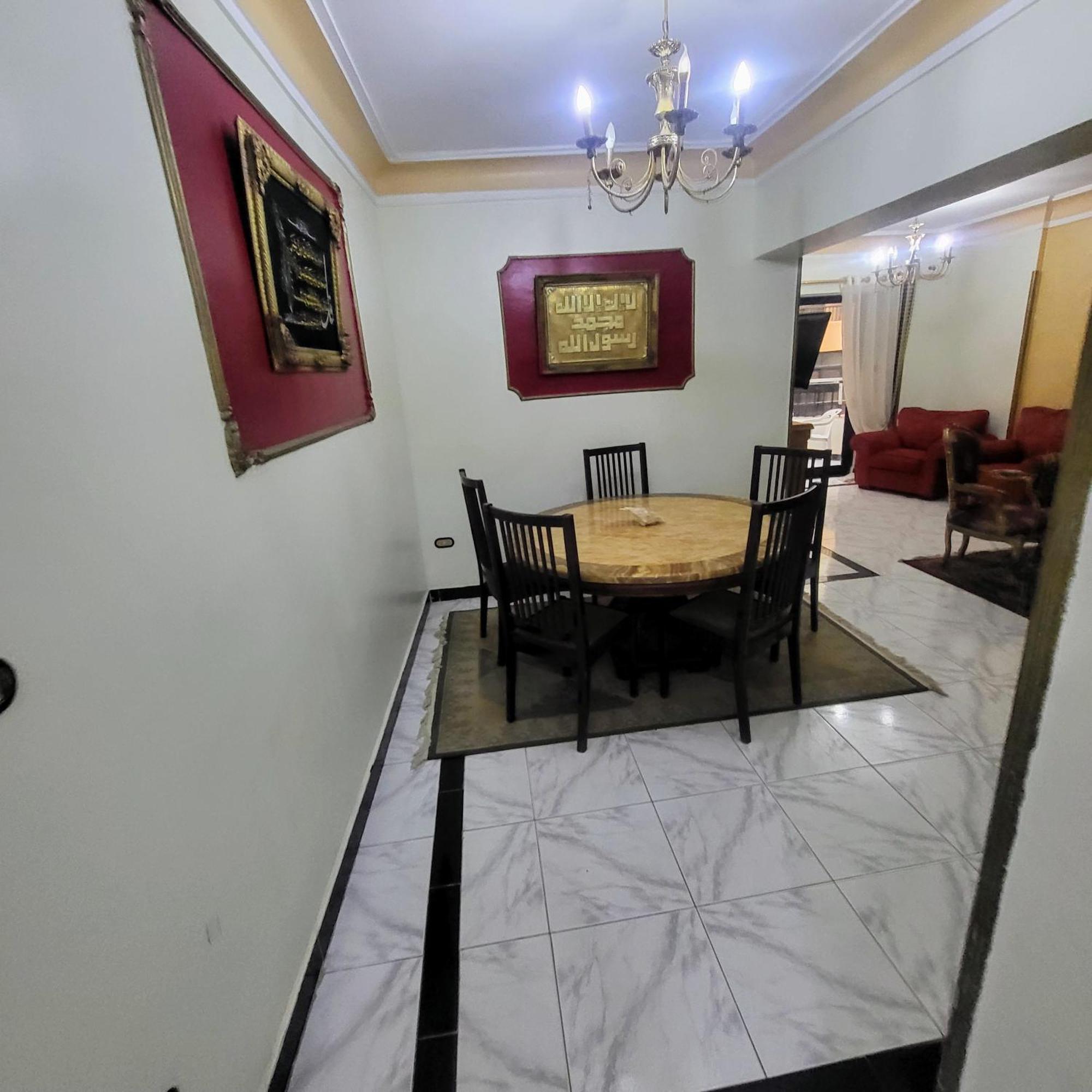 شقه فى ميامى بالاسكندريه مطله على البحر Alessandria