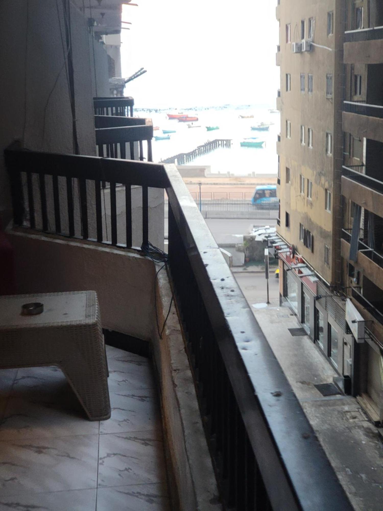 شقه فى ميامى بالاسكندريه مطله على البحر Appartement *
